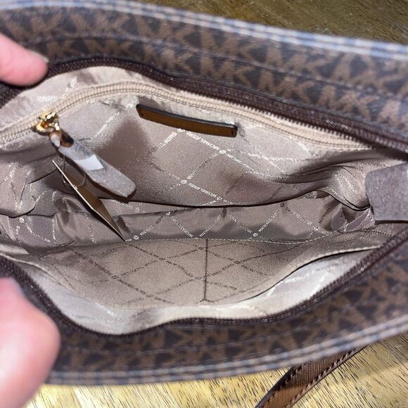 MICHAEL KORS Jet Set Travel Bag Messenger Crossbody Purse SIGNATURE MSRP $348 - Picture 7 of 9